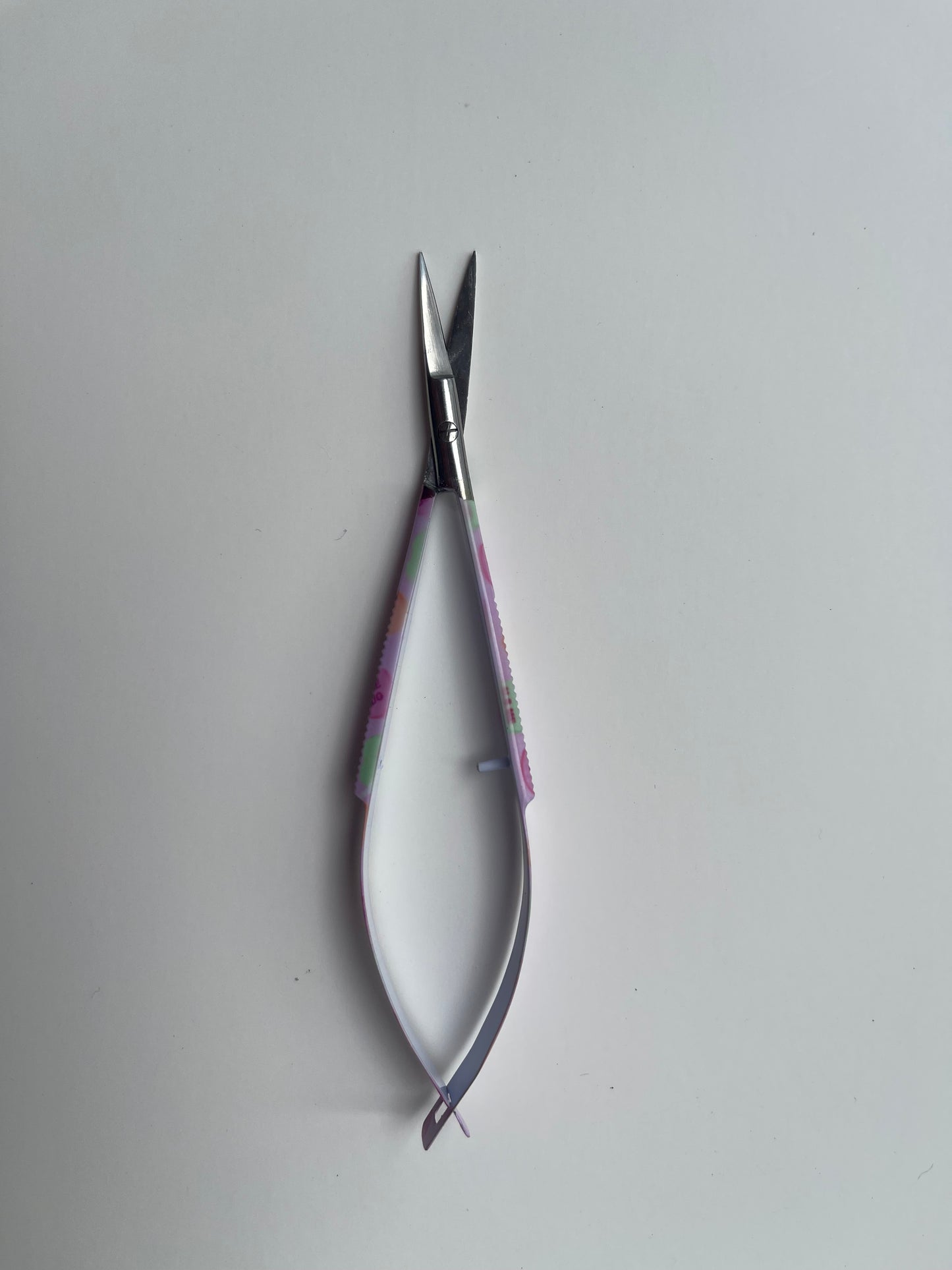Eyebrow Scissors: Unique Squeeze Function