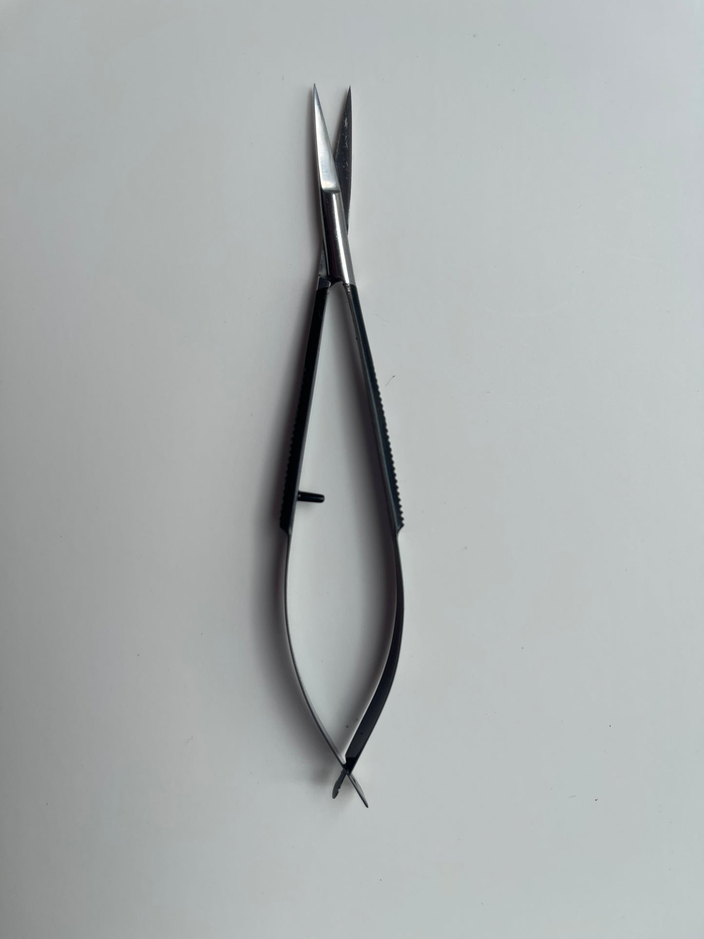 Eyebrow Scissors: Unique Squeeze Function